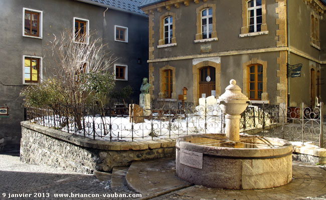 La fontaine Persens située sur le square du même nom dans la cité Vauban de Briançon.