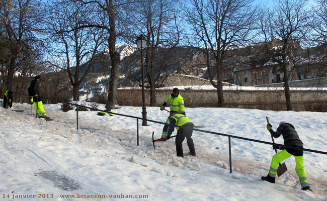 Déneigement dans le jardin Chanoine Motte à Briançon.