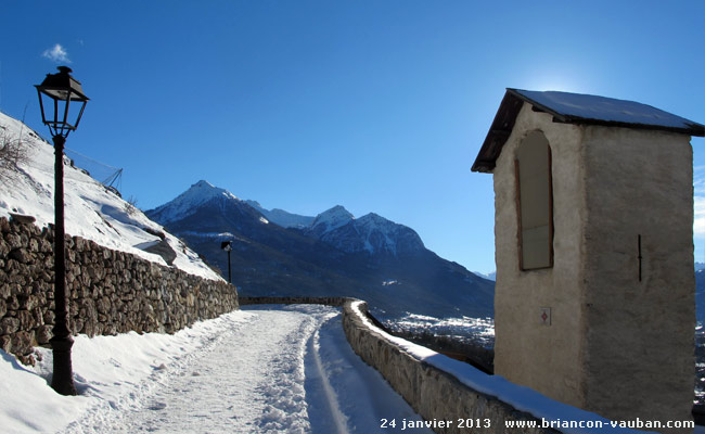 Sur le chemin de ronde, la Cloche du Son de Serre et son corps de garde.