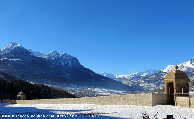 Le pic du Mélézin (2680m) vu du square Julien Merle à Briançon.