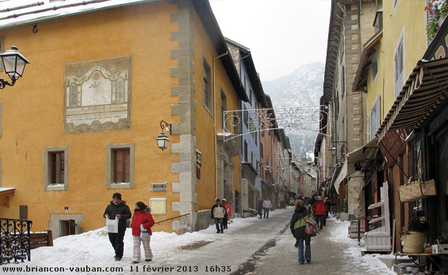 Grande rue ou Grande Gargouille : la rue commerçante de la Cité Vauban à Briançon.