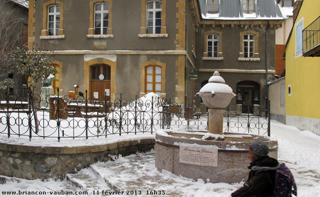 La fontaine Persens située sur le square du même nom dans la cité Vauban de Briançon.