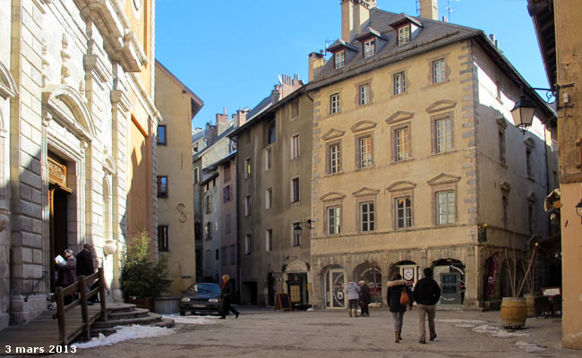 La place du Temple dans la Cité Vauban de Briançon.
