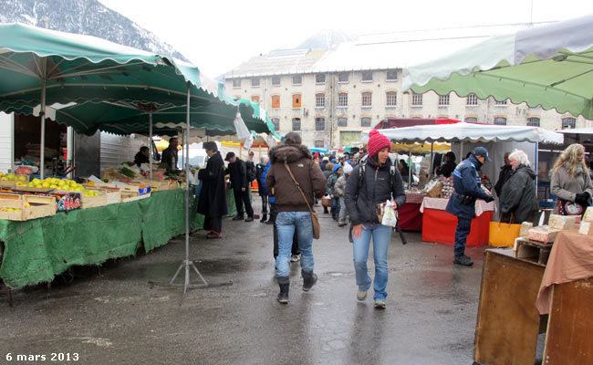 Le marché hebdomadaire sur le parking Durance à Briançon.