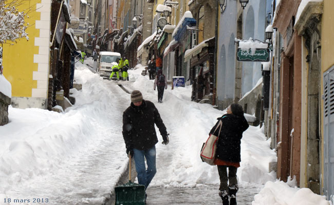 Grande rue ou Grande Gargouille : la rue commerçante de la Cité Vauban à Briançon.