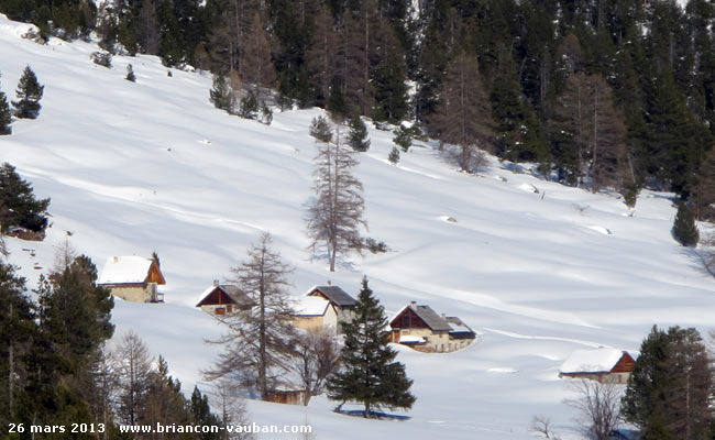 Les chalets des Acles au dessus de Plampinet.