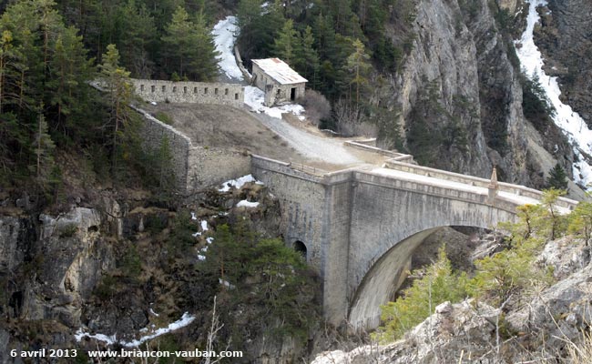 Le pont d'Asfeld franchit la Durance par une arche de 40 m à 56 m au dessus de la rivière. Il relie Briançon aux forts des Têtes et du Randouillet.