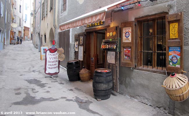 La rue du Temple dans la Cité Vauban à Briançon.