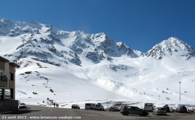 Le col du Lautaret, à une altitude de 2 058 m, est le point de passage entre l'Oisans et le Briançonnais.