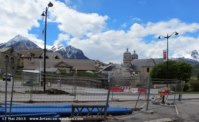 Le pic du Mélézin (2680m) au dessus de la Cité Vauban à Briançon.