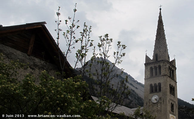 Le clocher de l'église Saint-Marcellin à Névache.