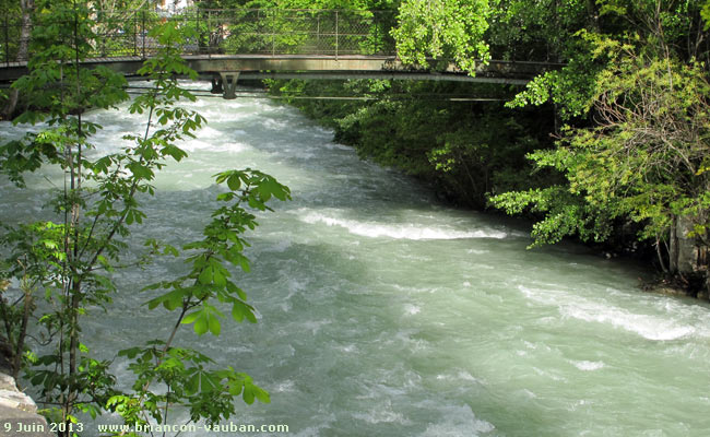 Les eaux tumultueuses de la Durance à Briançon.