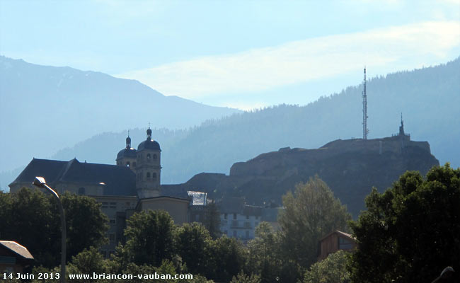 La collégiale et le fort du château à Briançon.