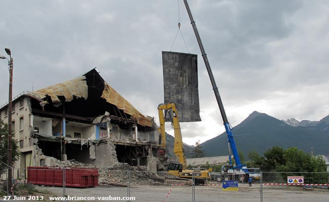 Démolition d'un bâtiment rue J. Moulin à Briançon.