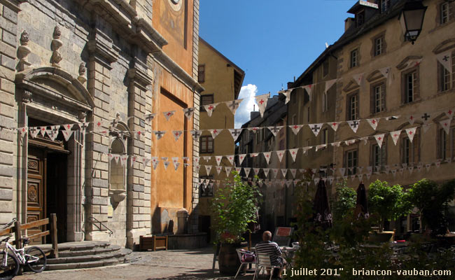 La place du temple à Briançon