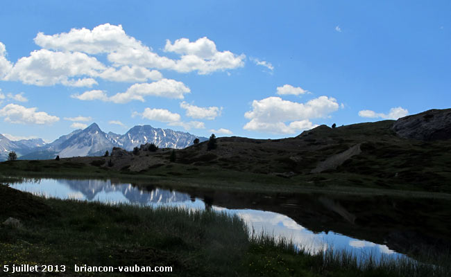 Le lac des Sarailles (2236m) au dessus de Cervières.