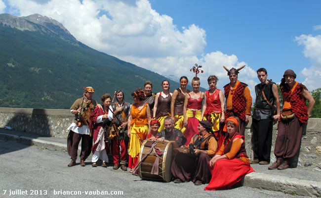 Le groupe Folfarandole sur les remparts de la cité historique de Briançon.