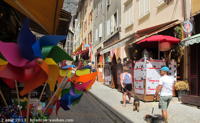 Grande rue ou Grande Gargouille : la rue commerçante de la cité Vauban à Briançon.