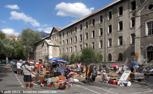 Vide grenier sur le parking de la Schappe à Briançon.