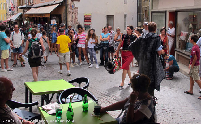 Grande rue ou Grande Gargouille : la rue commerçante de la cité Vauban à Briançon.