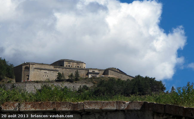 Le fort des Salettes vu depuis la Cité Vauban de Briançon.