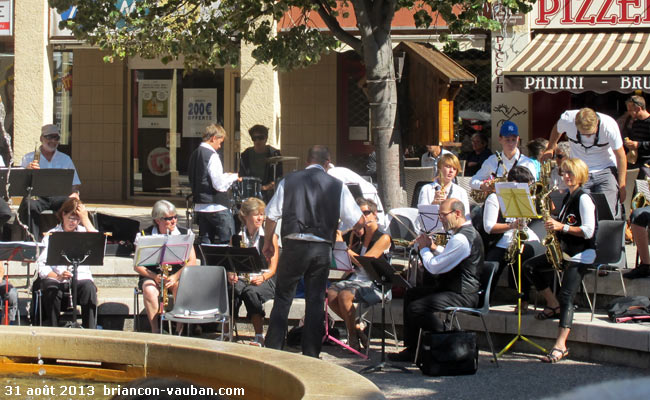 Des musiciens place Centrale à Briançon.