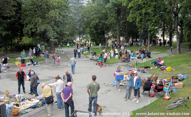 Vide grenier dans le jardin Chanoine Motte à briançon.