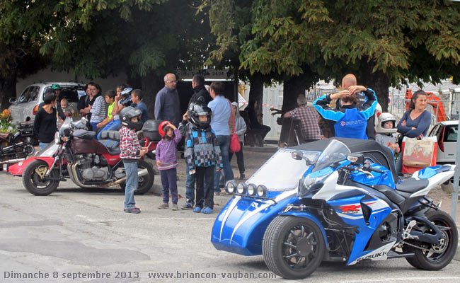 Un tour en Side-Car dans la Cité Vauban pour les enfants.