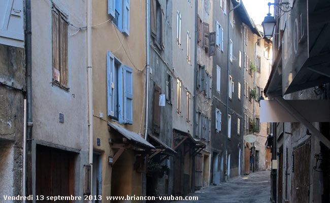 Rue du Temple dans la cité Vauban à Briançon.