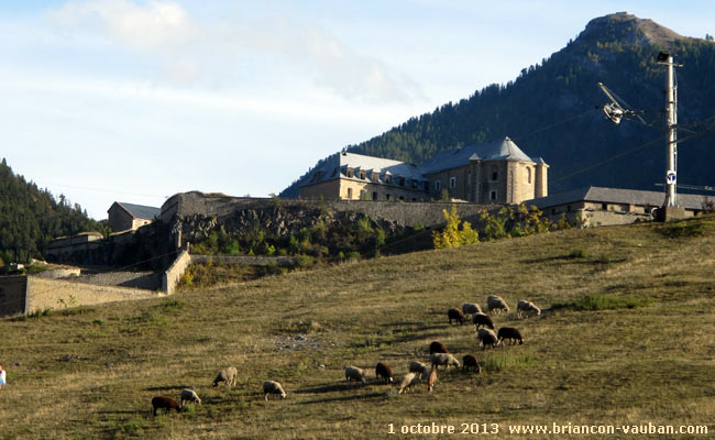 Le fort des Têtes vu du champ de Mars à Briançon.