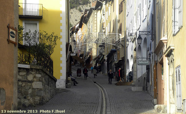 Grande rue ou Grande Gargouille : la rue commerçante de la cité Vauban à Briançon.