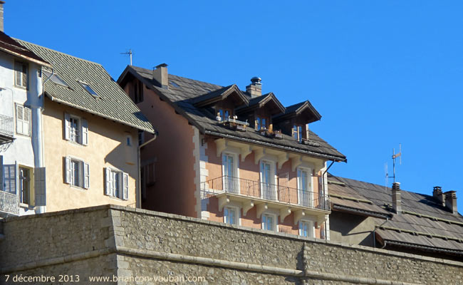 Sur les remparts de la cité Vauban de Briançon.