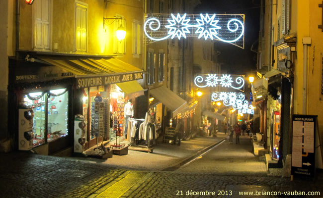 Grande rue ou Grande Gargouille : la rue commerçante de la cité Vauban à Briançon.