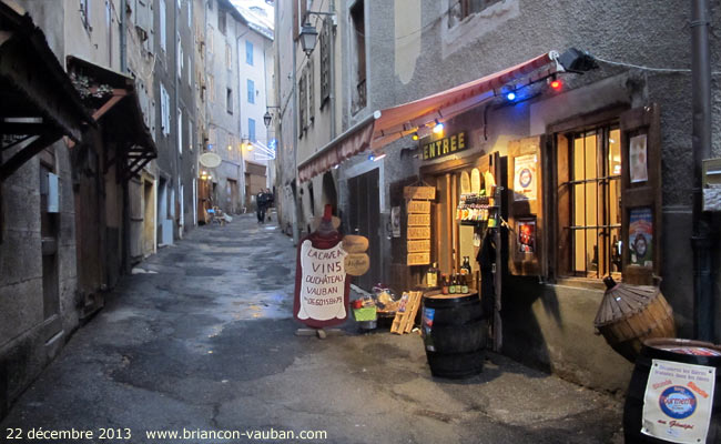 Rue du Temple dans la cité Vauban à Briançon.