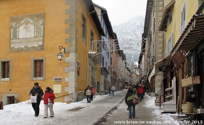 Grande rue ou Grande Gargouille : la rue commerçante de la cité Vauban à Briançon.