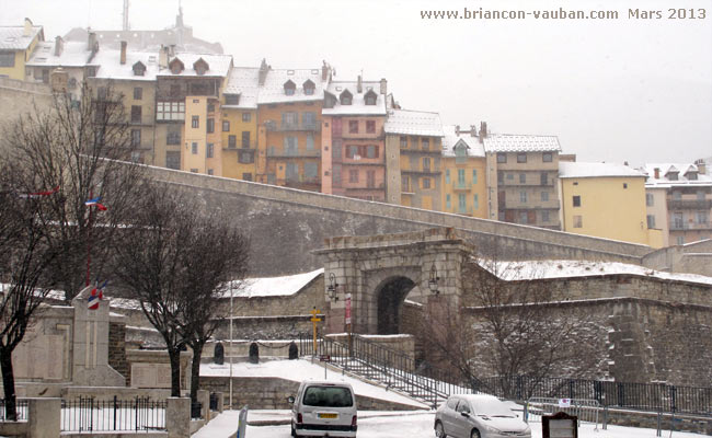 La porte d' Embrun à l'entrée de la cité Vauban à Briançon.