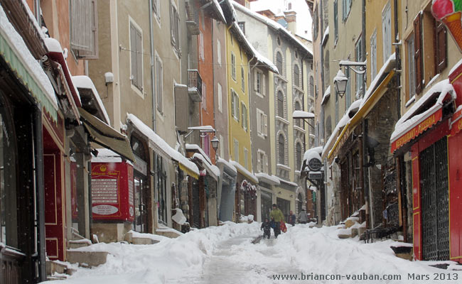 Grande rue ou Grande Gargouille : la rue commerçante de la cité Vauban à Briançon.