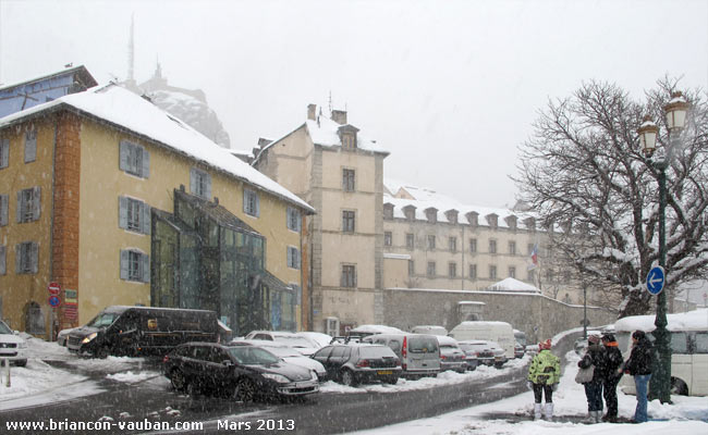 La place Médecin Général Blanchard dans la Cité Vauban à Briançon.