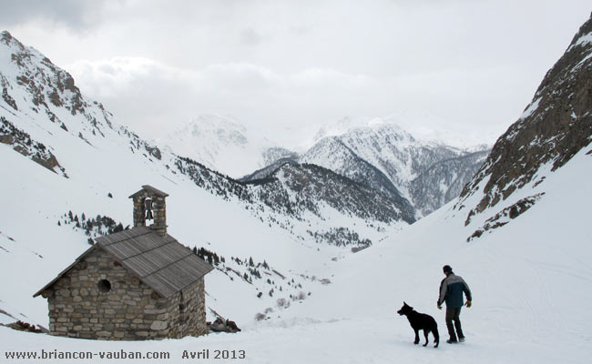 La chapelle St-Michel (2123 m) dans le Vallon au dessus de Névache.