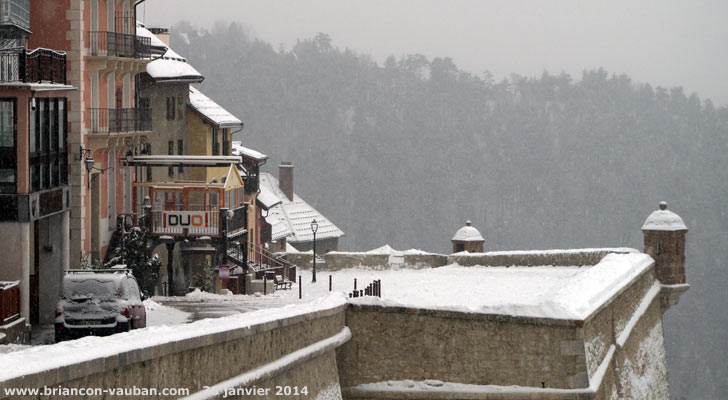 Place Général Eberlé sur les remparts de la cité Vauban de Briançon.