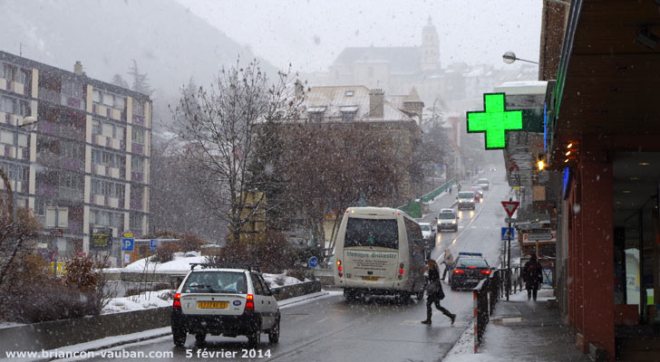 Avenue M. Petsche à Briançon.