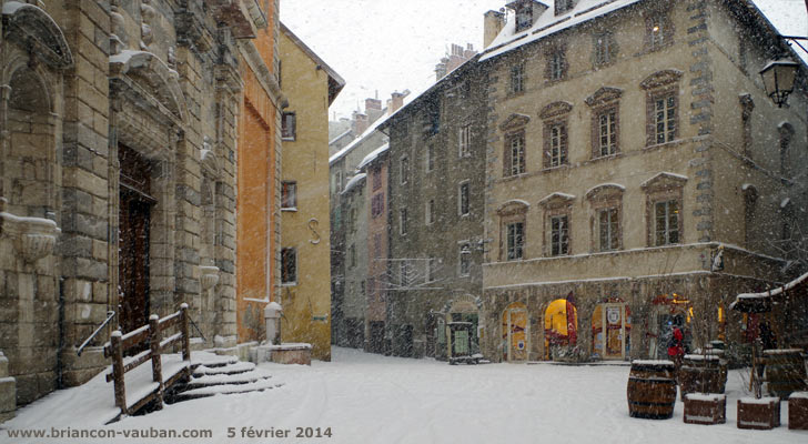 La place du Temple et la maison des Templiers qui abrite l'office du tourisme de Briançon.