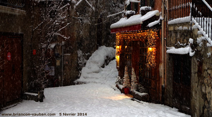 Rue du pont d'Asfeld dans la cité Vauban de Briançon.