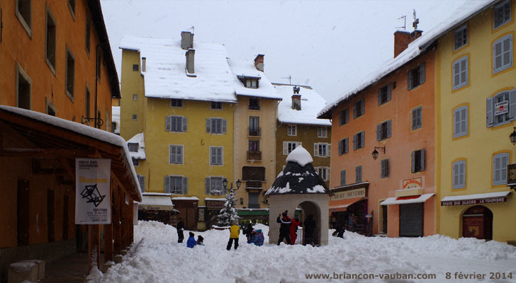 La place d'Armes au coeur de la cité Vauban de Briançon.