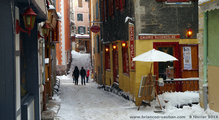 Rue porte Méane dans la cité Vauban de Briançon.