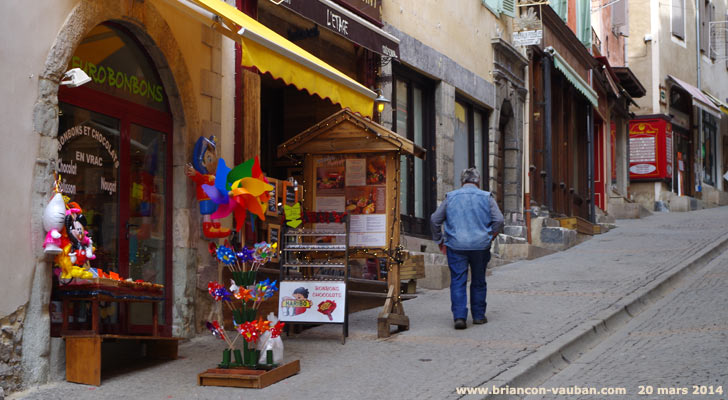 Grande rue ou Grande Gargouille : la rue commerçante de la cité Vauban à Briançon.