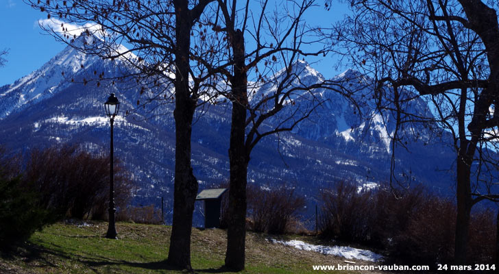 Le pic du Mélézin (2680m) vu du jardin Chanoine Motte à Briançon.