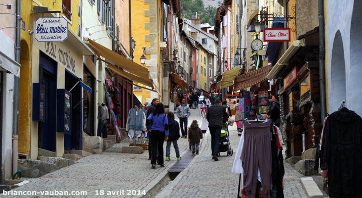 Grande rue ou Grande Gargouille : la rue commerçante de la cité Vauban à Briançon.