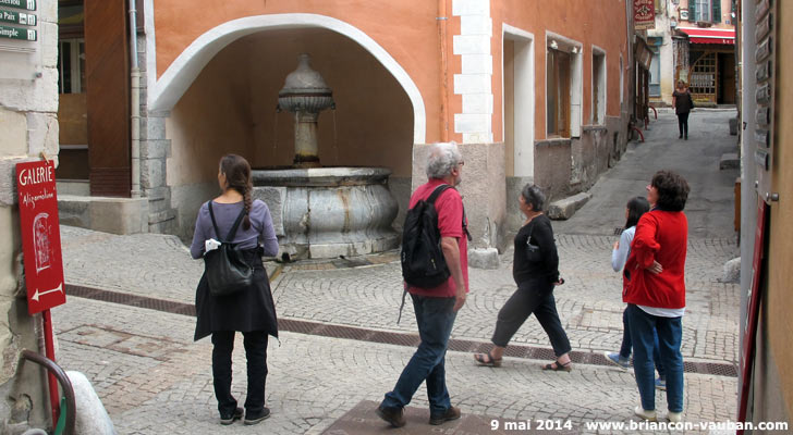 La fontaine du milieu dite << des Soupirs >> dans la cité Vauban de Briançon.