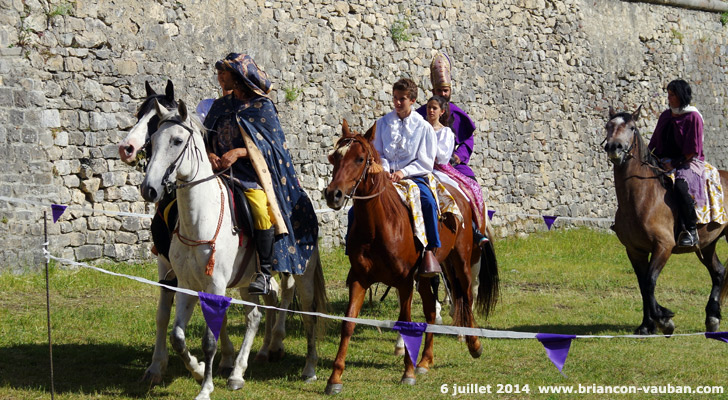 Les cavalier d'Estéban dans les fossés de la cité Vauban à Briançon.